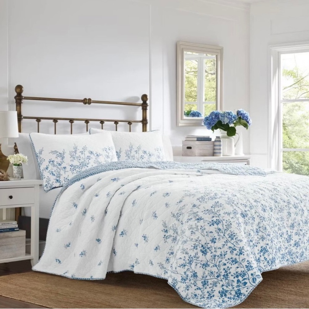 Floral Blue and White Bedding Set ~ Full /Queen
